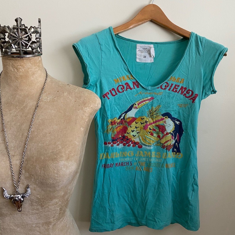 🌟 3/$15 | green v neck graphic tee